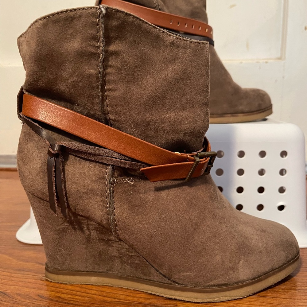 MIA Carrie boots. Size 8
